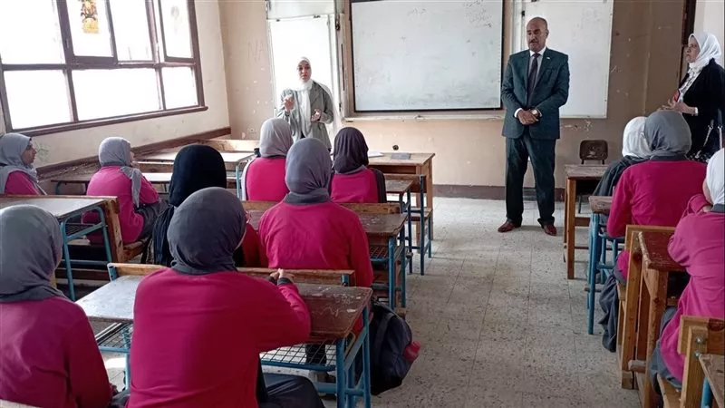 وكيل تعليم بني سويف يفاجئ مدرسة محمد عصام ويشدد: لا تهاون في غياب الطالبات