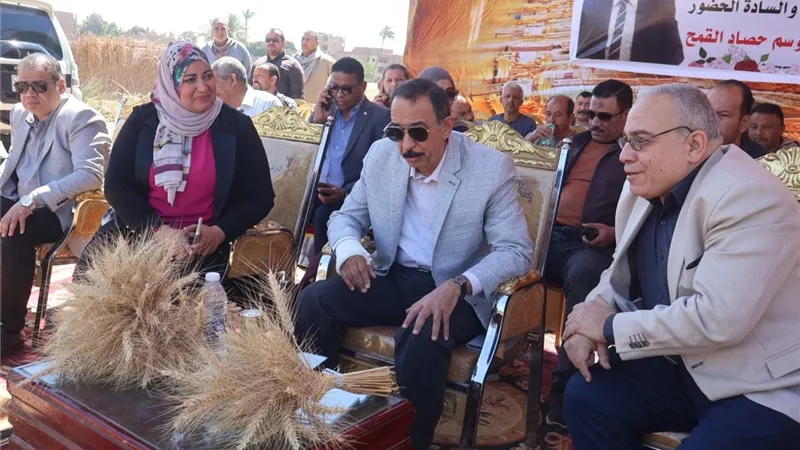 محافظ سوهاج يتفقد حصاد محصول القمح بأحد الحقول ويؤكد على جاهزية الصوامع