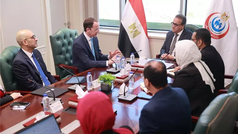 وزير الصحة وفايزر يبحثان توسيع التعاون لعلاج الأورام والهيموفيليا 