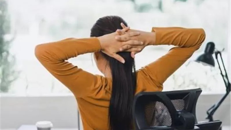 الجلوس الطويل يدمر صحتك بصمت.. مخاطر يومية لا تشعر بها
