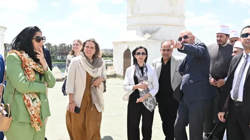  من أمام مسجد أبو مندور الأثري.. محافظ البحيرة تستقبل وفد الاتحاد الأوروبي