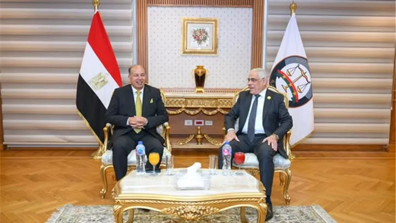النائب العام يستقبل رئيس جامعة المنصورة ووفد طلابي بختام برنامج تدريبي