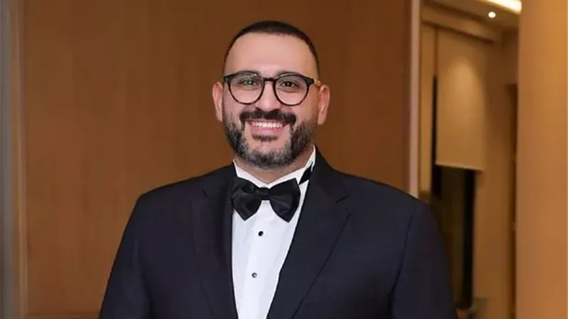 أكرم حسني يستعد لعيد الأضحى بالعرض المسرحي «ما تصغروناش»