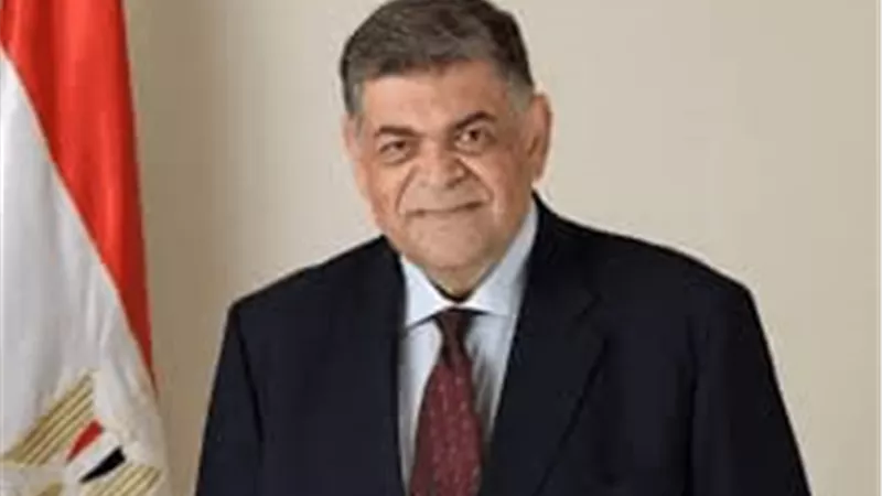 وزير التعليم العالي يهنئ أشرف حاتم بفوزه بعضوية لجنة الصحة الدولية