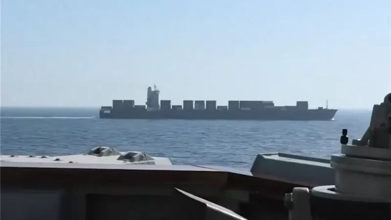 قبيل المفاوضات.. الحرس الثوري يستهدف ويصادر سفنًا حاولت عبور هرمز