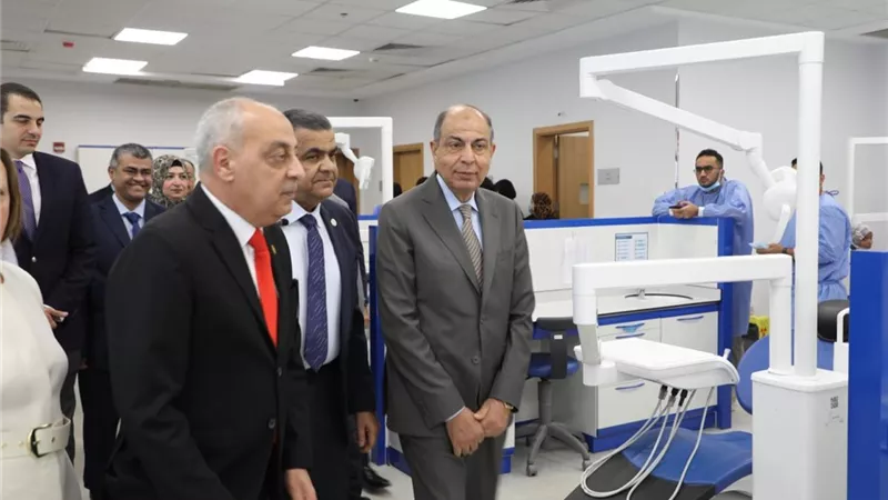خلال زيارته لجامعة “دراية”..  محافظ المنيا يتفقد معامل وعيادات طب الأسنان 