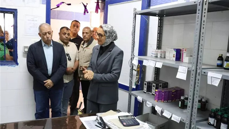 محافظ الوادي الجديد تتابع سير العمل بالوحدة الصحية بقرية بولاق