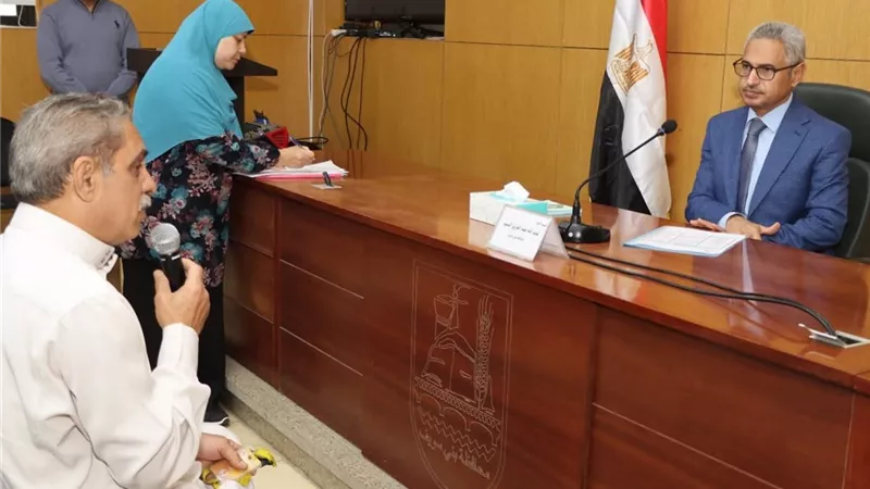 محافظ بني سويف يستجيب لشكاوى المواطنين ويوجه بحلول عاجلة