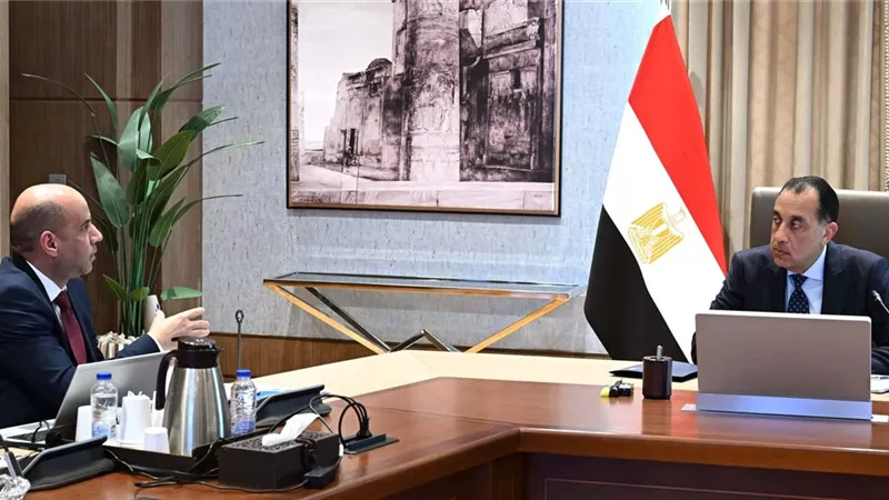 رئيس الوزراء يؤكد تطوير سياسات سوق العمل وتعزيز برامج التدريب والتأهيل