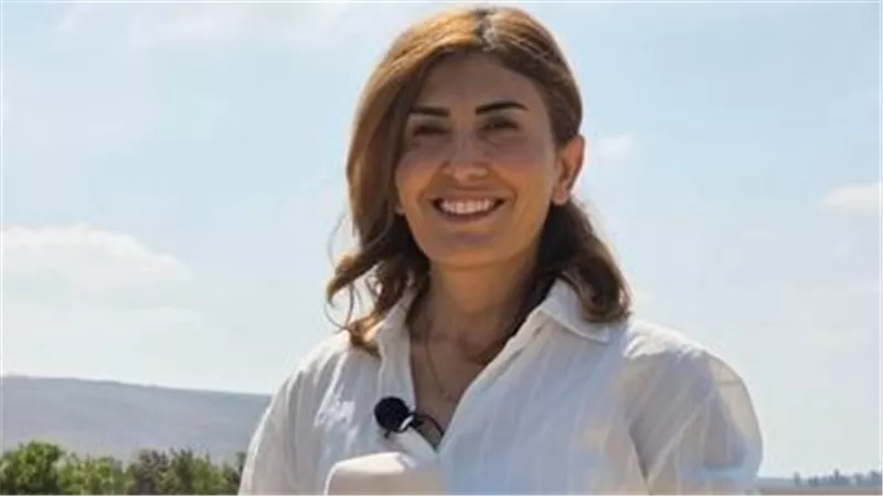 بحماية الجيش اللبناني.. الصليب الأحمر يصل لموقع استهداف الصحفية آمال خليل 