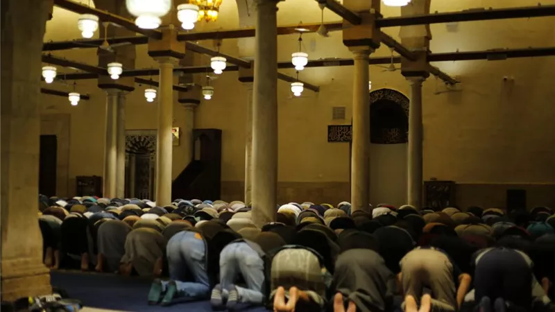 مواقيت الصلاة اليوم الخميس قبل تغييير الساعة للتوقيت الصيفي