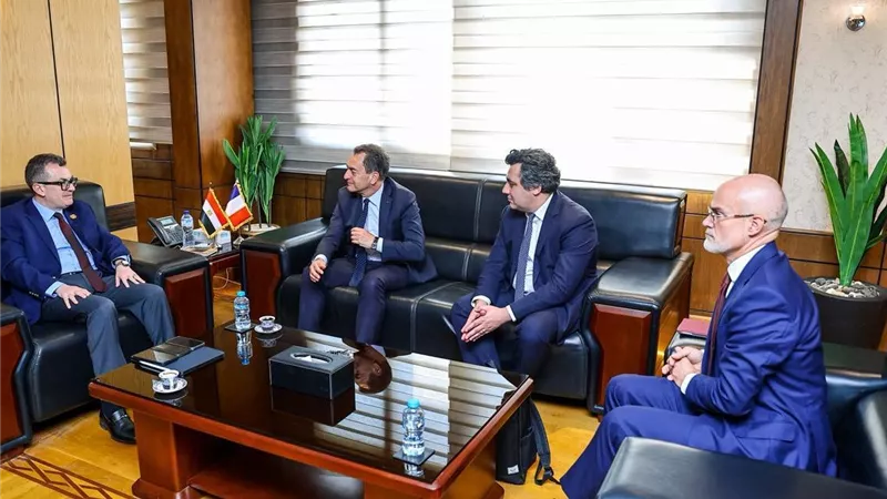 وزير التخطيط يبحث مع فرنسا تداعيات الأزمة العالمية وتعزيز التعاون الاقتصاد