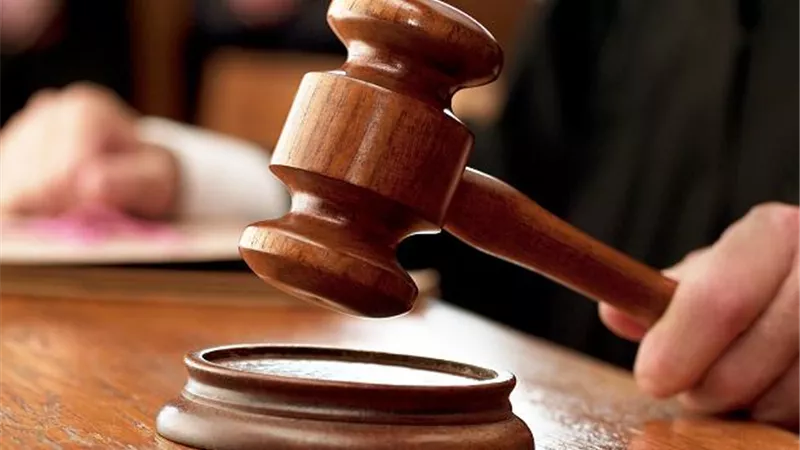 بفيديوهات من المحكمة.. إحالة متهم بانتحال صفة مستشار و3 موظفين للجنايات 