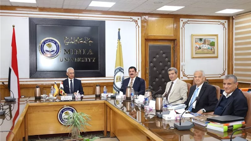 رئيس جامعة المنيا يترأس لجنة اختيار عميد كلية الطب