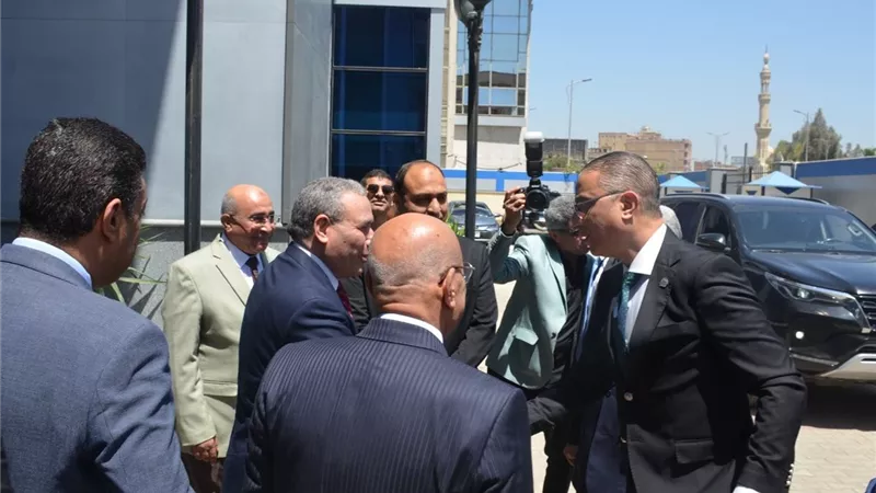 محافظ الجيزة يبحث تحديات مياه الشرب والصرف وخطط تحسين الخدمة بالمحافظة