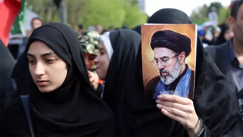 لقب «جانباز» يكشف احتياج مرشد إيران لطرف صناعي وجراحة تجميلية