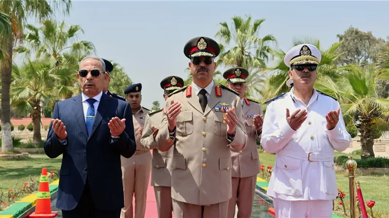 محافظ الإسماعيلية يحيي ذكرى تحرير سيناء من أمام النصب التذكاري