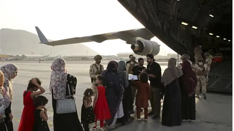 من قطر إلى الكونغو الديمقراطية.. جدل واسع حول خطة نقل حلفاء واشنطن الأفغان