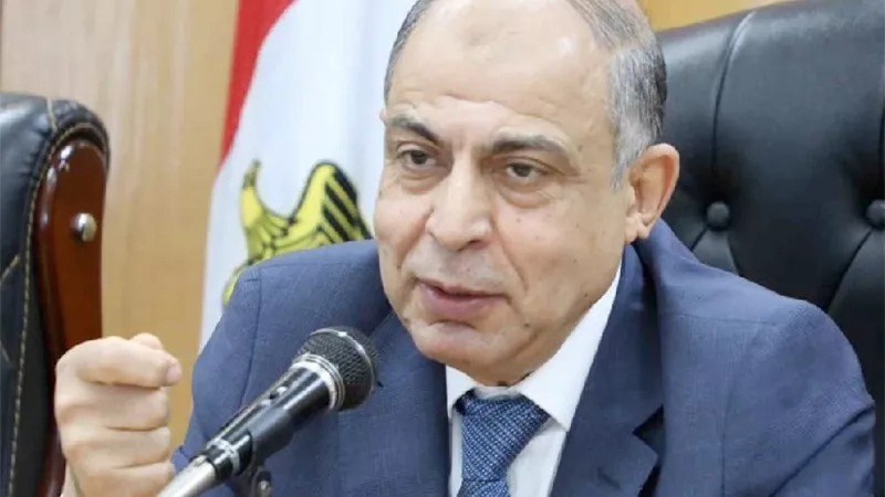 لدعم الاستثمار.. محافظ المنيا يمنح تصاريح مؤقتة للمحال والأنشطة التجارية