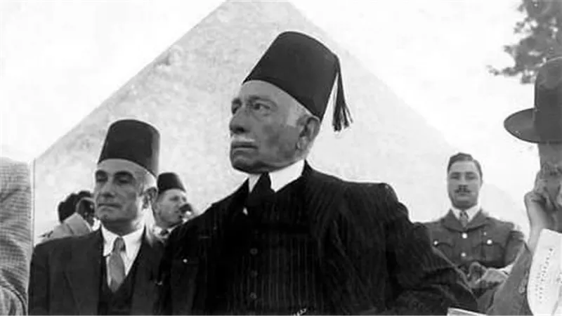 كواليس تنازل الأمير يوسف كمال عن لقبه والتوقيع بـ«مزارع مصري»