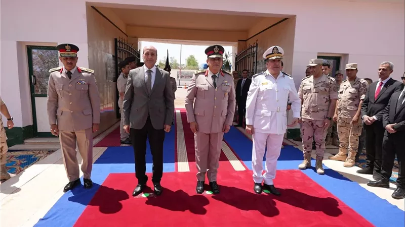 محافظ أسيوط يحيي ذكرى تحرير سيناء بوضع إكليل الزهور على نصب شهداء الوطن