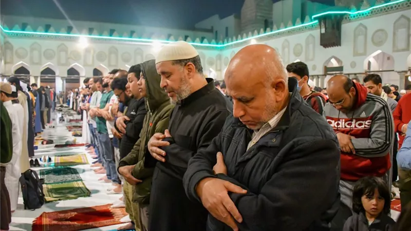 حكم الصلاة عند قيام الإمام للركعة الخامسة.. دار الإفتاء تجيب