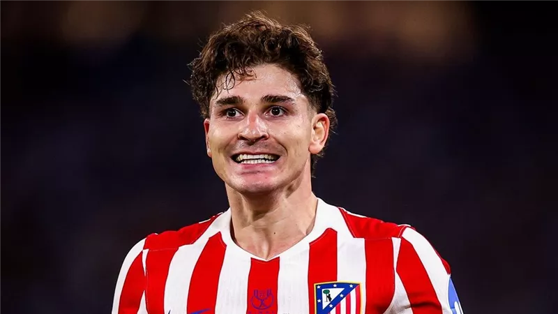 صفقة نارية.. برشلونة يتحرك لضم ألفاريز من أتلتيكو مدريد