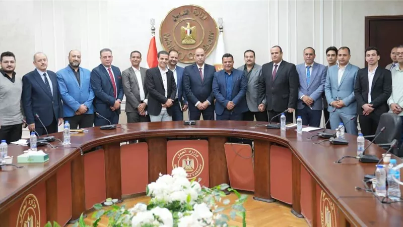 وزير العمل يلتقي محرري ملف العمل بالصحف ويستعرض جهود الوزارة 