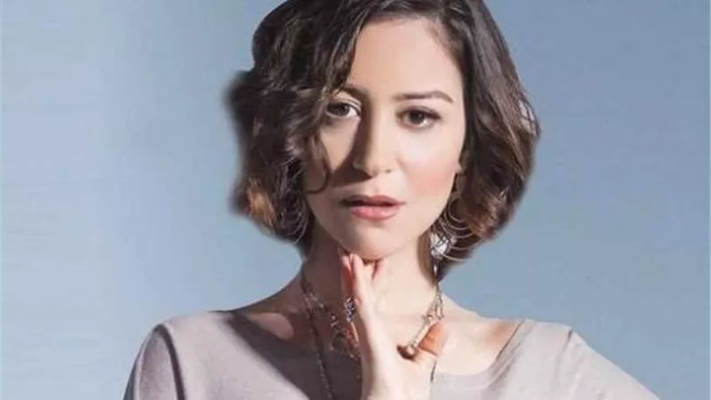 منة شلبي تشكر المعزين في وفاة والدها برسالة مؤثرة