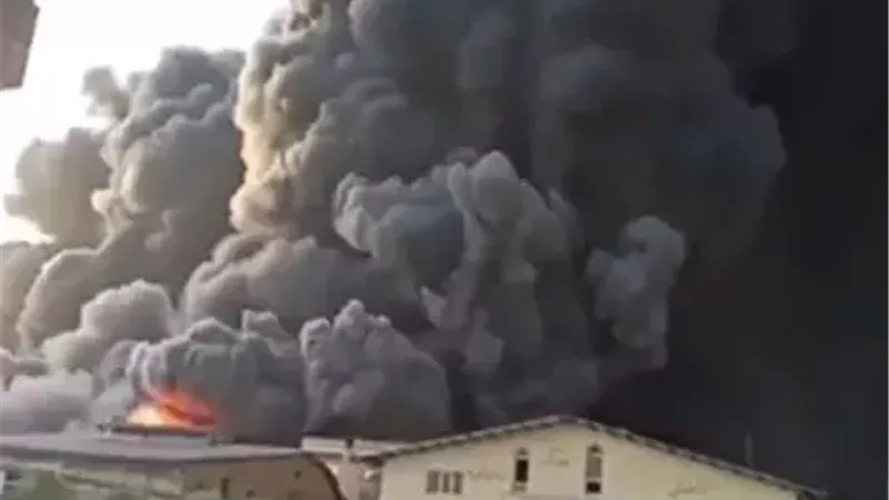 حريق هائل يلتهم مصنع لتكرير النفط بأصفهان وسط إيران