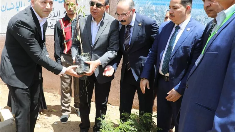 محافظ المنيا يشارك في زراعة 500 شجرة بمجمع مدارس مغاغة