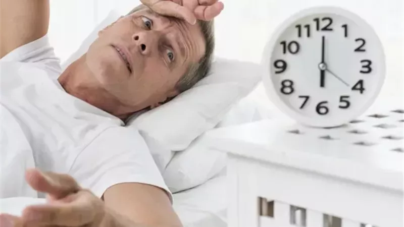الأرق ليس مجرد قلة نوم.. ما الذي يحدث في عقلك ليلًا؟