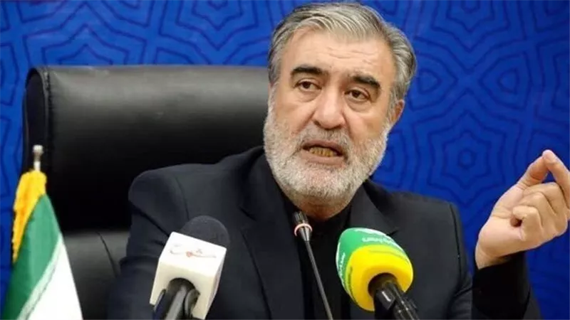 عزيزي: عهد الضيافة بهرمز انتهى.. والسفن ملزمة بدفع رسوم المرور