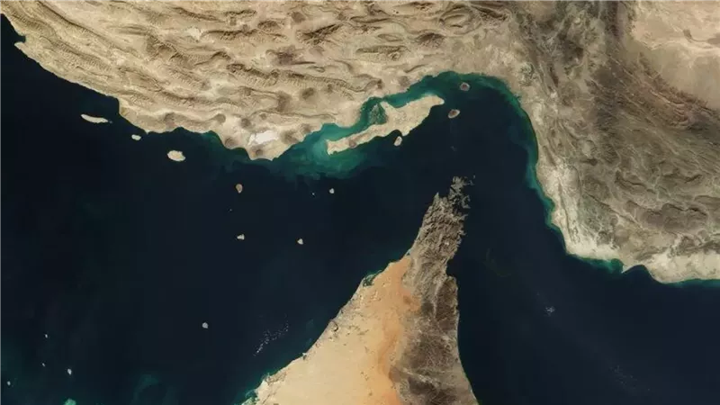 لهم صلة بإسرائيل.. إيران تحتجز سفينتين أثناء محاولتهم عبور مضيق هرمز