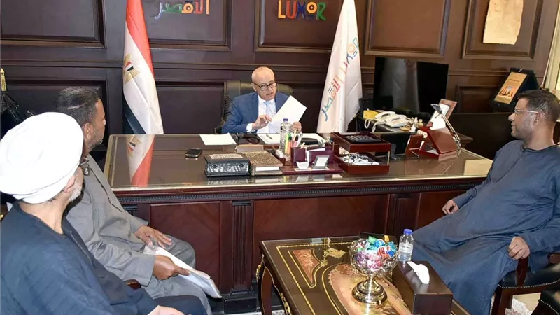 محافظ الأقصر يستقبل أهالي البغدادي ويستمع لمطالبهم