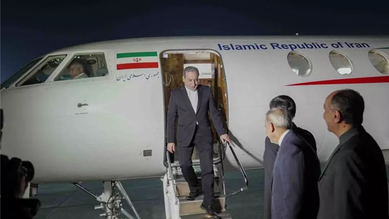قبل توجهه إلى موسكو.. وزير الخارجية الإيراني يصل إسلام آباد
