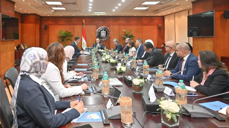وزير الاستثمار يبحث مع سفير بيلاروسيا تعزيز التصنيع المحلي 