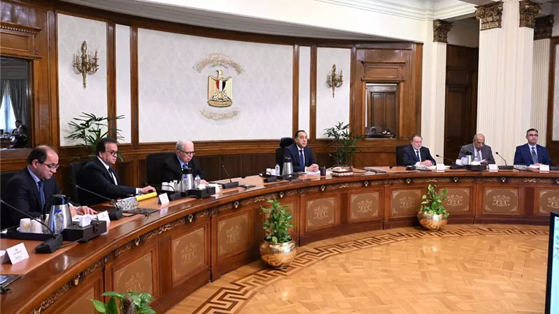الحكومة: إيقاف العمل بقرار غلق المحال العامة والمراكز التجارية والمطاعم 