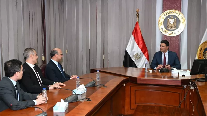وزير الصناعة يبحث خطط صافولا في الصناعات الغذائية 