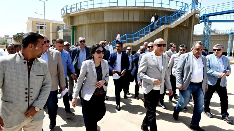 وزيرة الإسكان ومحافظ الأقصر يتفقدان محطة مياه الأقصر الغربية