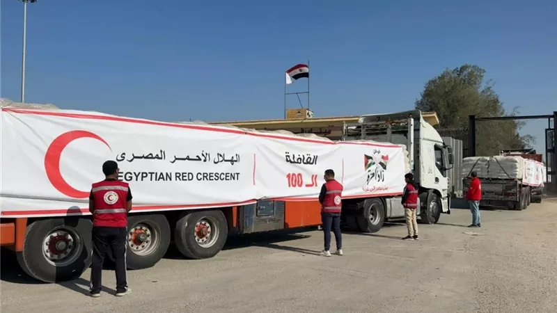 قوافل مساعدات جديدة تنطلق من مركز الهلال الأحمر في العريش لدعم غزة|فيديو