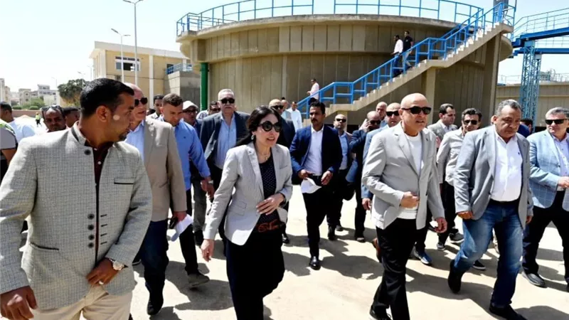 وزيرة الإسكان ومحافظ الأقصر يتفقدان محطة المياه الغربية