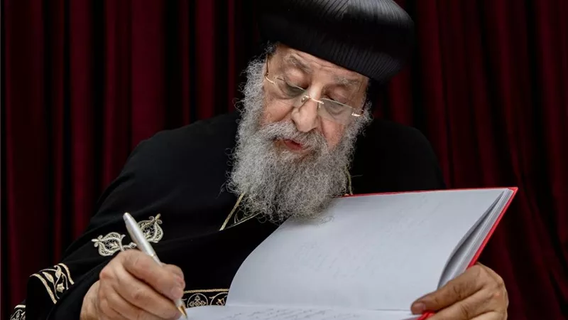 «رسالة سلام».. تفاصيل ما كتبه البابا تواضروس بدفتر الكنيسة السريانية
