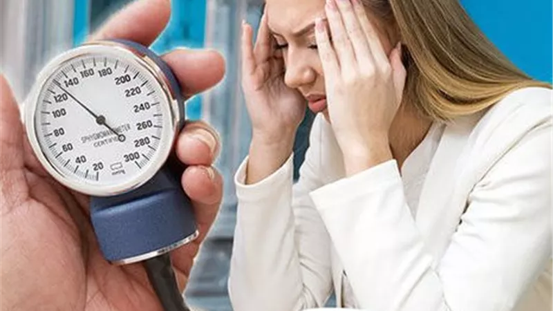 انخفاض ضغط الدم.. متى يكون عرضاً بسيطاً ومتى يتحول إلى خطر يستدعي التدخل؟