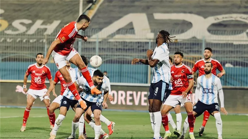 التعادل السلبي يفرض نفسه في الشوط الأول بين الأهلي وبيراميدز