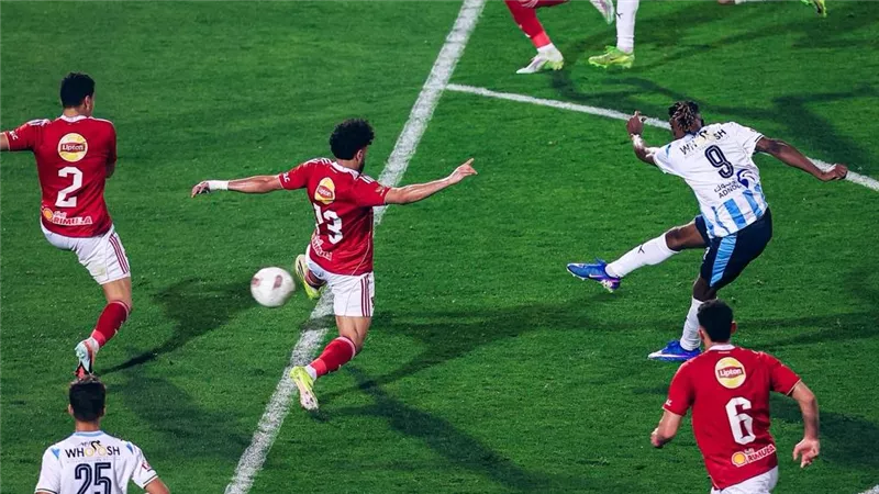 الأهلي يرفض هدية الزمالك ويخسر بـ«الثلاثة» أمام بيراميدز 