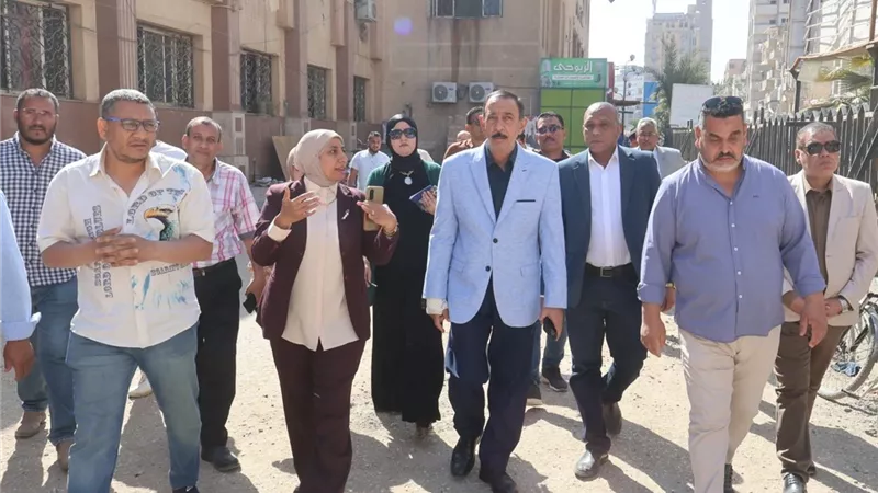 محافظ سوهاج يتفقد أعمال التطوير شارع المحطة ويوجه بالإلتزام بالجدول الزمني