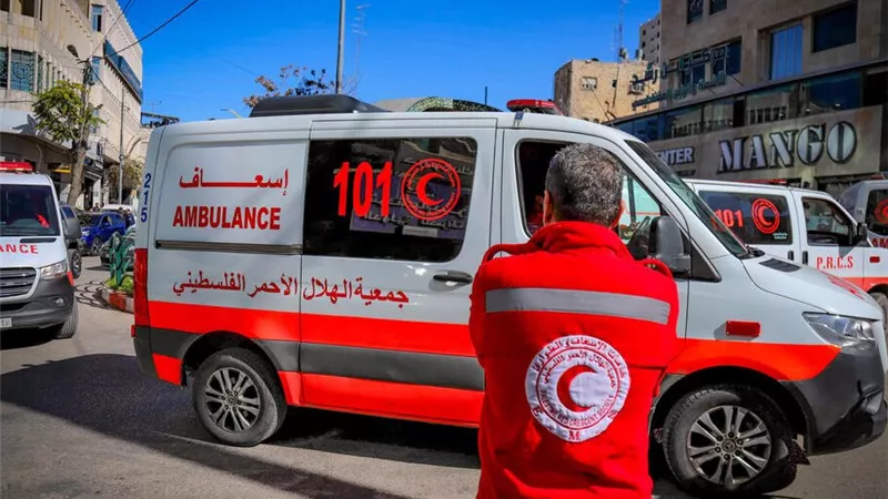 الهلال الأحمر الفلسطيني ينجح في إجلاء 47 مسافرًا عبر معبر رفح