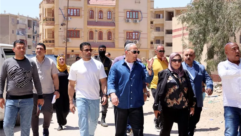 محافظ الإسماعيلية يتفقد «مساكن الكوكاكولا» ويعلن خطة شاملة لإنهاء الأزمة 