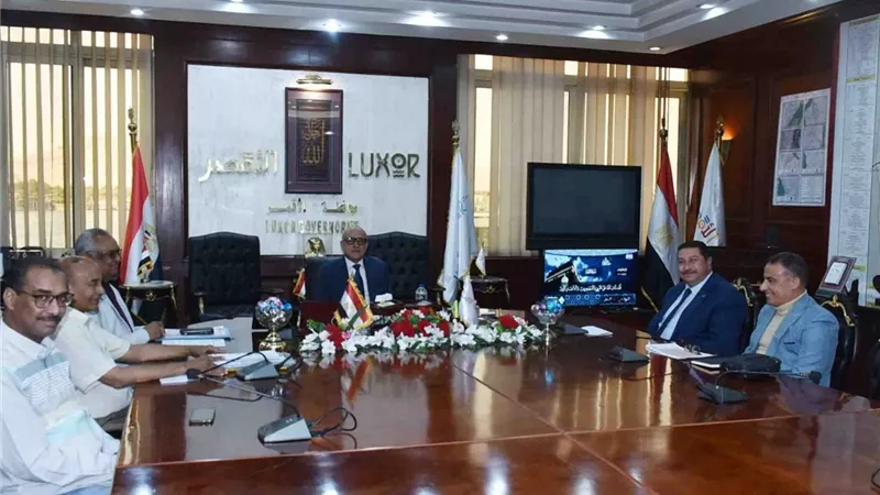 محافظ الأقصر يستقبل وفد جهاز تعمير البحر الأحمر